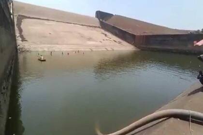 Una sección de la represa de Kherkatta fue vaciada para recuperar el celular de un funcionario del gobierno