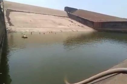 Una sección de la represa de Kherkatta fue vaciada para recuperar el celular de un funcionario del gobierno