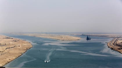 Una sección del canal de Suez en Ismailia, Egipto