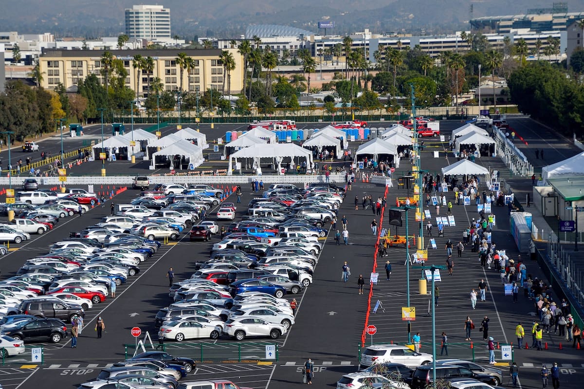 Una sección del estacionamiento de Toy Story de Disneyland, en Anaheim, California, transformado en un centro de vacunación contra el coronavirus