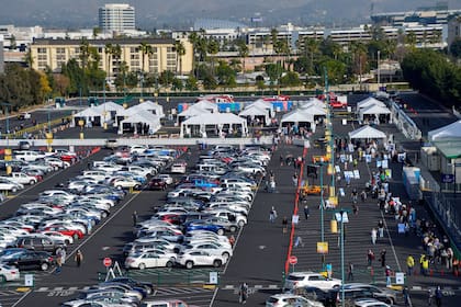 Una sección del estacionamiento de Toy Story de Disneyland, en Anaheim, California, transformado en un centro de vacunación contra el coronavirus