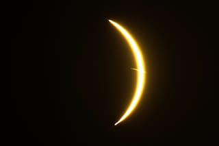 La NASA explica el meteoro que atravesó el Sol en medio del eclipse y desapareció
