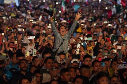 Una seguidora de López Obrador vitorea durante el llamado "Grito de Independencia" en la Plaza del Zócalo