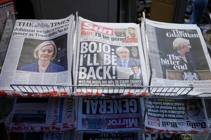 Una selección de portadas de diarios británicos se hacen eco de la renuncia de la primera ministra Liz Truss, en un quiosco en el centro de Londres, el 21 de octubre de 2022. (AP Foto/David Cliff)