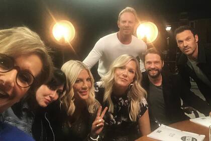¡Una selfie! A 29 años del primer capítulo de Beverly Hills 90210, el elenco de esta serie está lista para regresar a la pantalla