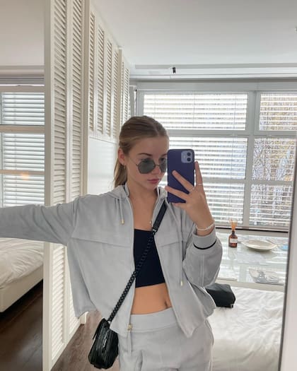 Una selfie de look: pantalón ancho, crop top y anteojos hexagonales.