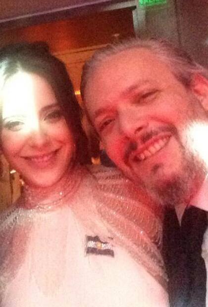 Una selfie de los novios, con el famoso prendedor de Evita en el pecho de la modelo