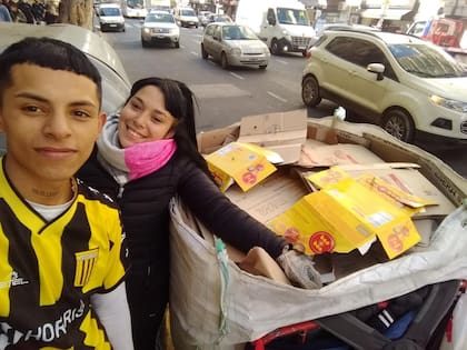 Una selfie de otros tiempos: Antonella y Alexis, cuando se ganaban la vida juntando cartones