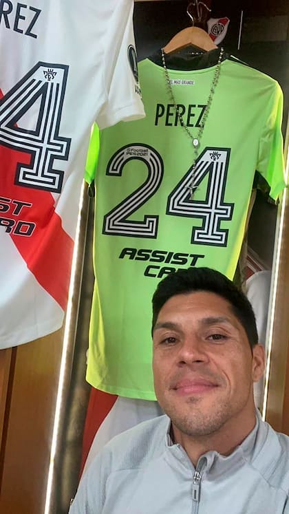 Una selfie dentro del vestuario, con la camiseta para la historia