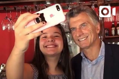Mauricio Macri posa para una selfie durante una recorrida en Corrientes