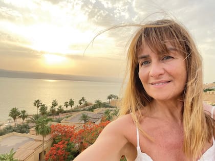 Una selfie en Jordania. Su historia de vida y su experiencia durante estos veinticinco años de lucha y resiliencia la llevaron a escribir siete libros sobre vínculos, salud emocional y liderazgo. Además de haber creado la
Fundación Foundchild, Gabriela es un referente mundial en la lucha por los Derechos del Niño.