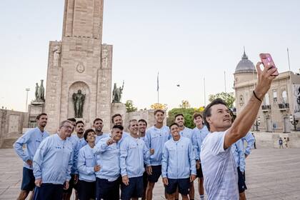 Una selfie en un sitio simbólico de Rosario: el plantel completo del equipo argentino de la Copa Davis que se medirá con Kazakhstán, visitó el Monumento Histórico Nacional a la Bandera
