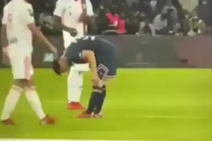 Una señal inequívoca en pleno PSG-Lyon: Messi se toma la rodilla izquierda