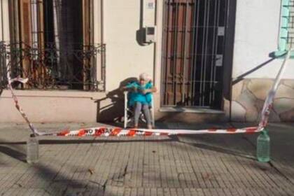 Una señora armó un "corral" con cintas y botellas para poder tomar sol sin burlar el aislamiento social obligatorio.