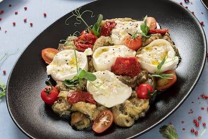 Una señora ensalada con la berenjena como protagonista.