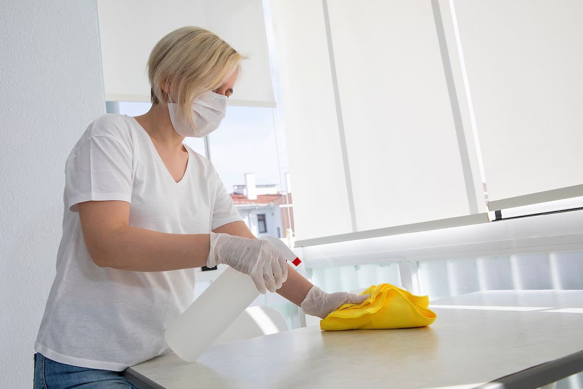 Una señora que se encarga de la limpieza de una casa sigue el protocolo por el coronavirus