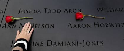 Una señora recuerda a un ser querido en el nuevo memorial emplazado en Nueva York