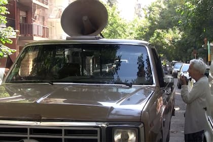 Una señora se acerca a ofrecer su heladera en el barrio de Palermo