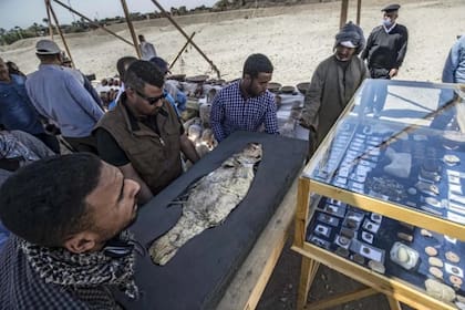 Una serie de cerámicas, joyas y amuletos encontrados en las ruinas también fueron expuestos el sábado pasado a la prensa