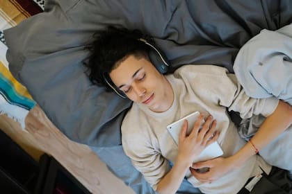Una serie de estudios demostraron los beneficios de la música para inducir la relajación y mejorar la calidad del sueño (Foto Pexels)