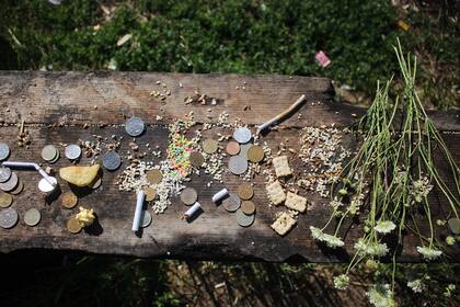 Una serie de ofrendas en un sitio chamánico, al costado de la ruta rumbo a Ust-Ordynsky