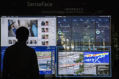 Una serie de pantallas de monitoreo del sistema de reconocimiento facial de SenseTime
