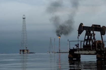 Una serie de políticas han provocado que la producción petrolera venezolana haya caído de 3 millones de barriles a principios de siglo a menos de un millón en la actualidad