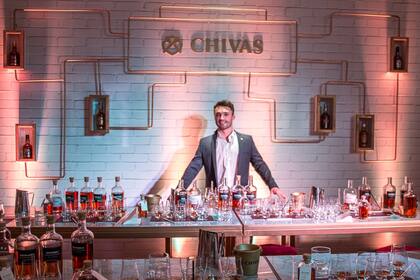 Una sesión de blendeo en el laboratorio de experimentaciones de Chivas House, instalado en el palacete Casa Basavilbaso de la Ciudad de Buenos Aires