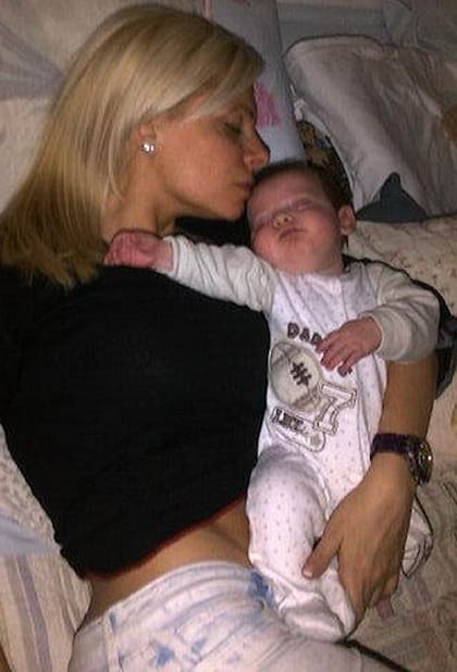 Una siesta con mamá. Fabiana y su pequeño