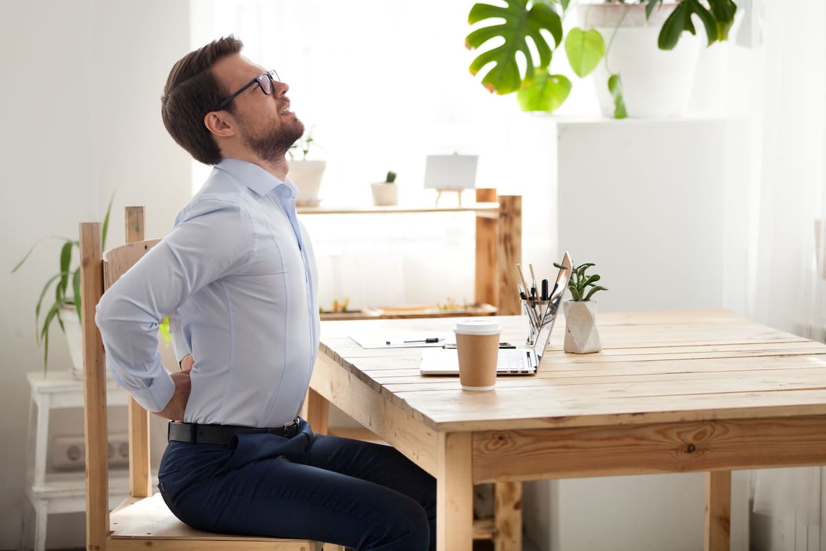 Una silla cómoda, una mesa a la altura adecuada, la posición de los hombros y del cuello, la mirada a un monitor de altura: son elementos clave para una ergonomía adecuada y para evitar el dolor
