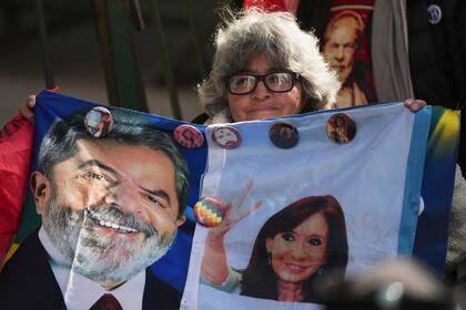 Una simpatizante de Cristina Kirchner sostiene una bandera en la que aparece junto a Luiz Inácio Lula da Silva
