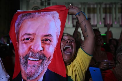 Una Simpatizante de Luiz Inácio Lula da Silva festeja los resultados de la segunda vuelta de las elecciones presidenciales en Río de Janeiro, Brasil, el 30 de octubre de 2022