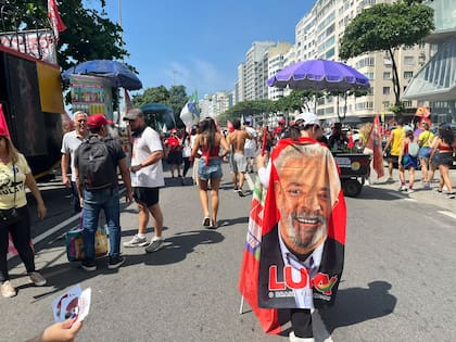 Una simpatizante de Lula lleva una bandera del presidente, en Copacabana, Río de Janeiro. Fuente: Guido Bovone