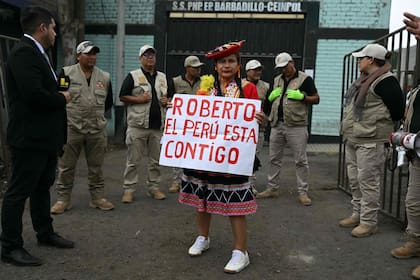 Una simpatizante del expresidente peruano Pedro Castillo y del candidato presidencial Roberto Sánchez sostiene un cartel que dice "Roberto, Perú está contigo"