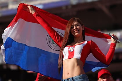 Una simpatizante paraguaya flamea una bandera