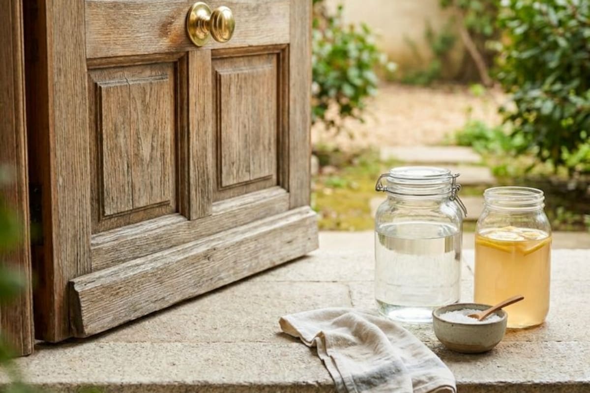 Una simple limpieza en la puerta de entrada puede influir en el ambiente del hogar (imagen ilustrativa)