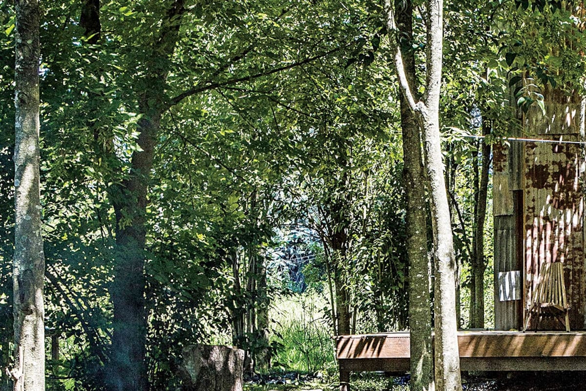 Una simplísima construcción con inspiración nórdica y guiños a Le Corbusier se trazó como rincón de descanso lejos de la ciudad. Pero tampoco tanto, para ir seguido.