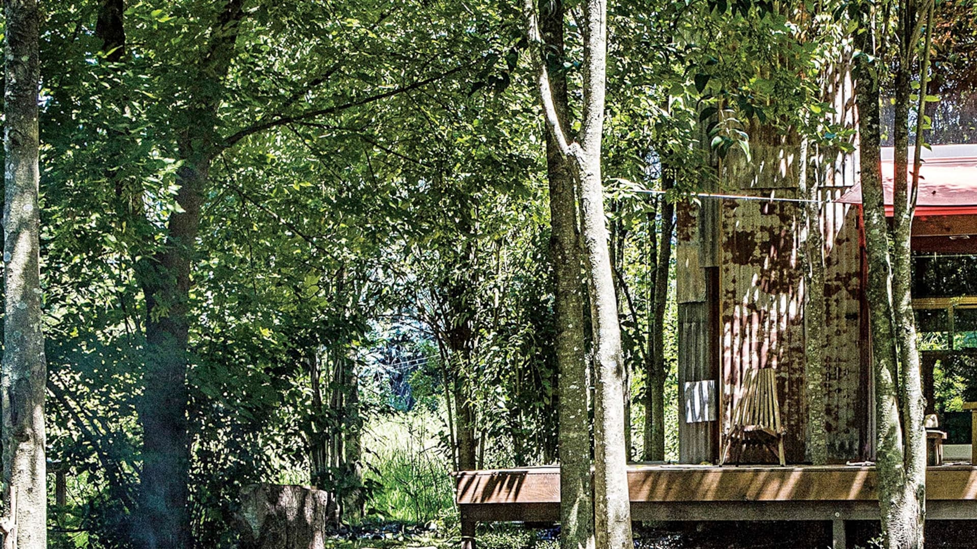 Una simplísima construcción con inspiración nórdica y guiños a Le Corbusier se trazó como rincón de descanso lejos de la ciudad. Pero tampoco tanto, para ir seguido.