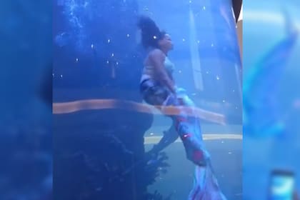 Una sirena sufrió un accidente en pleno show (Captura video)