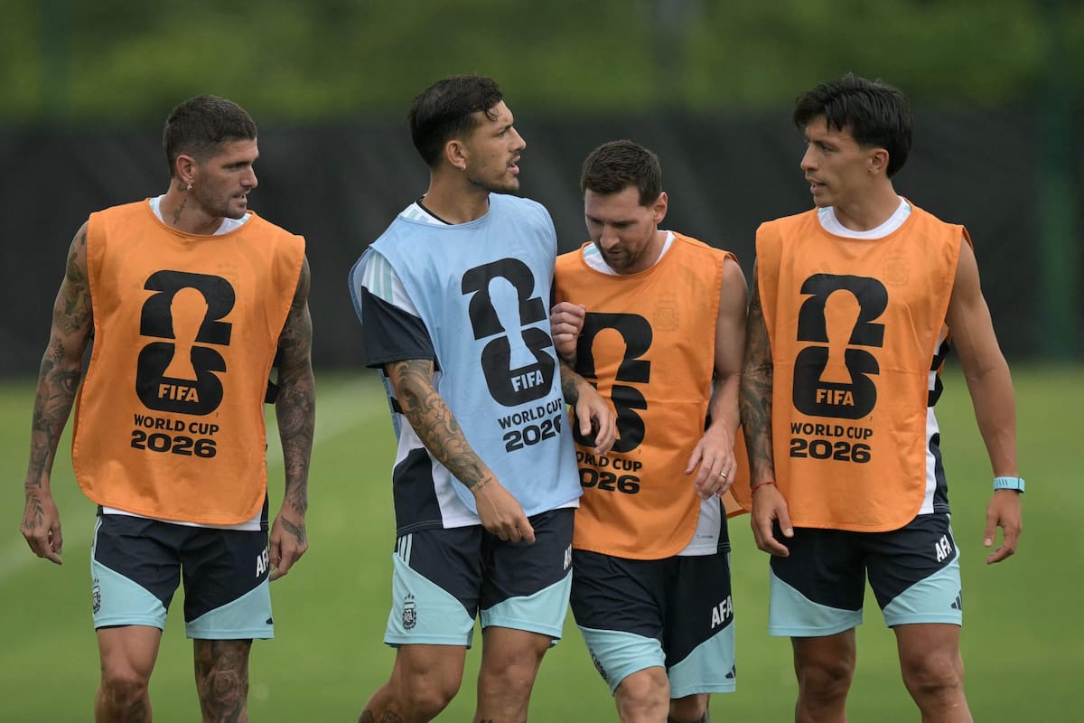Una situación peculiar entre Rodrigo De Paul, Leandro Paredes, Lionel Messi y Lisandro Martínez en el último entrenamiento de Argentina, que se enfrentará con Jordania en la clausura de la zona J del Mundial de fútbol.