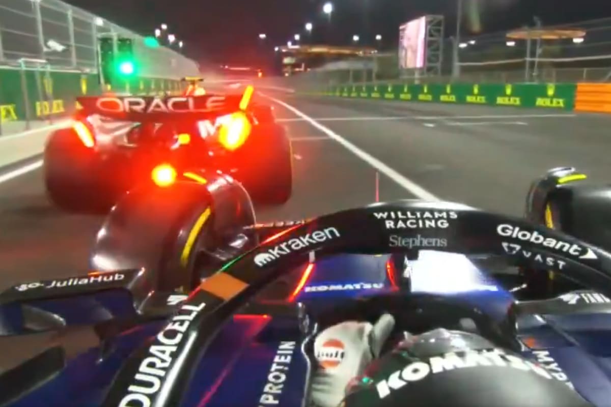 Una situación rara en la salida de la carrera sprint del Gran Premio de Qatar de Fórmula 1: Sergio Pérez no mueve su Red Bull a pesar del semáforo en verde y Franco Colapinto se abre para superarlo.