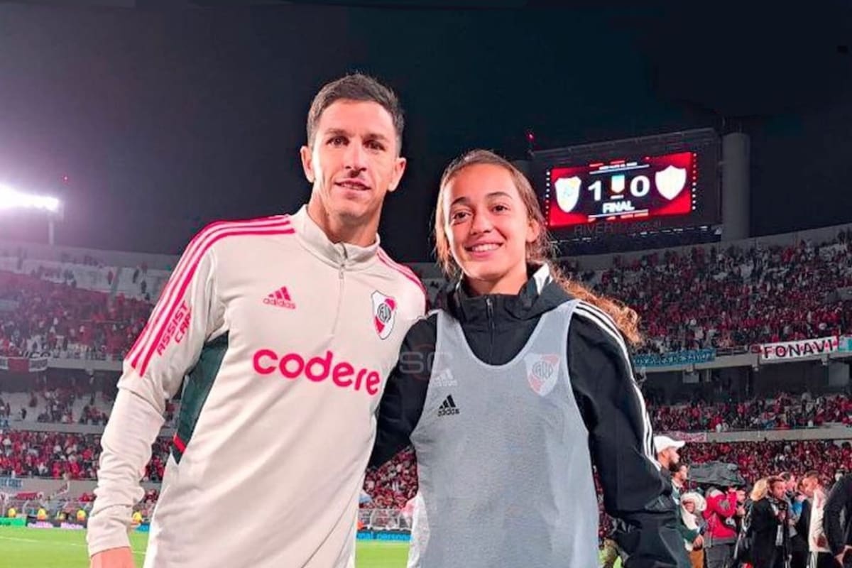 Una sociedad clave para el triunfo: Nacho Fernández posa para la foto con la alcanzapelotas Delfina Lombardi