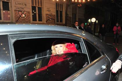 Una sonriente Mirtha Legrand, a las puertas del Teatro Picadero