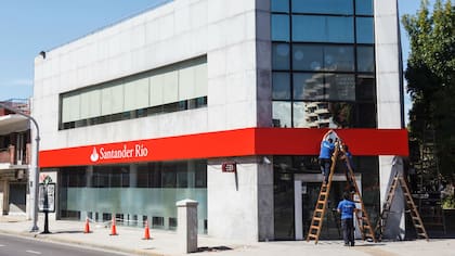 Una sucursal del Citi, sobre Avenida San Martín, ya luce los colores del Santander Rio.