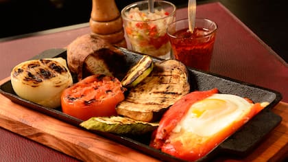 Una sugerencia para entrada o acompañar el asado que se prepara en Tupé: la parrillada de vegetales