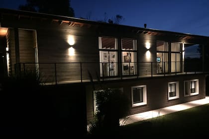 Una sutil iluminación puntual crea un clima sereno que se une al paisaje.