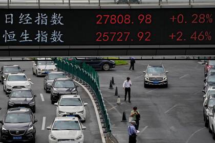 Una tabla financiera en Shanghái, China, el 25 de agosto del 2021. (AP foto/Andy Wong)
