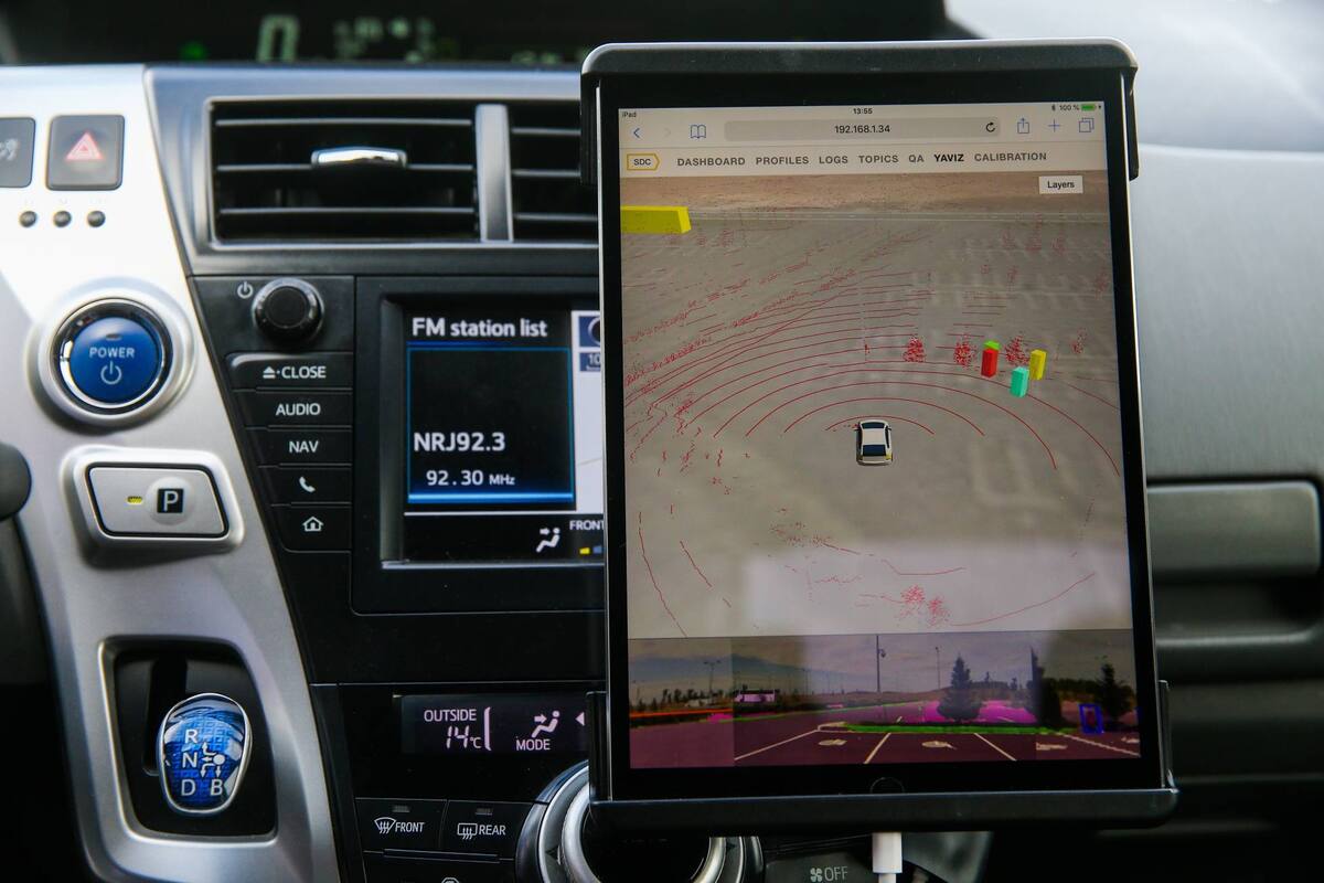 Una tableta muestra, en un auto, lo que registra un auto autónomo