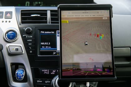 Una tableta muestra, en un auto, lo que registra un auto autónomo