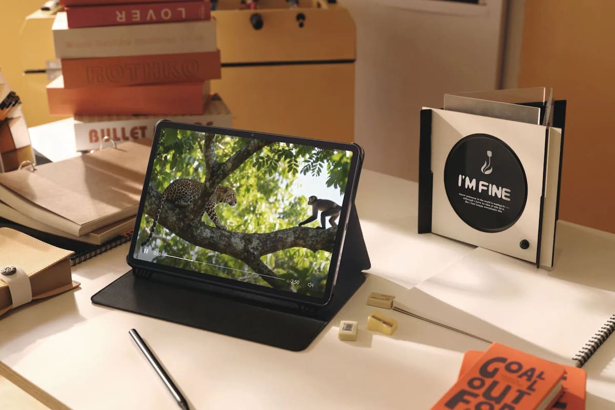 Una tableta TCL Nxtpaper 11 Plus con su funda y lápiz opcional